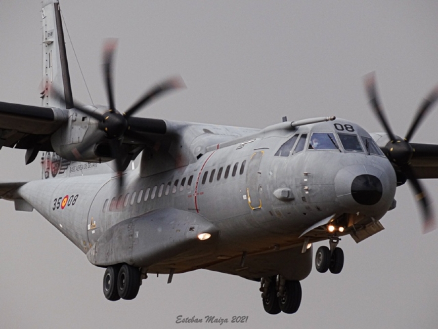 El C-295 efectuando una maniobra conocida como “baja aproximación” consistente en abortar el aterrizaje a escasos metros del suelo.