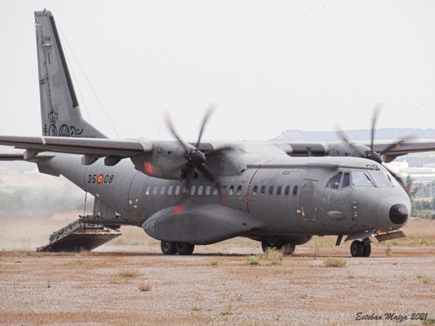 Un C295 efectuando una maniobra de descarga de combate de material que recibirá en tierra personal del EADA.