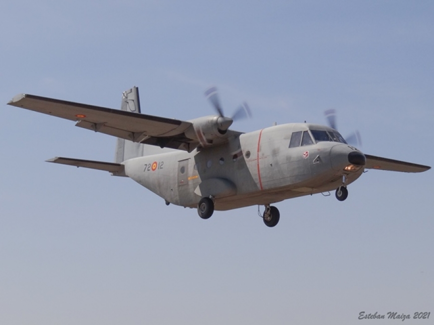 Un C-212 a escasos metros del suelo a punto de realizar una toma de máximo esfuerzo en pista de tierra