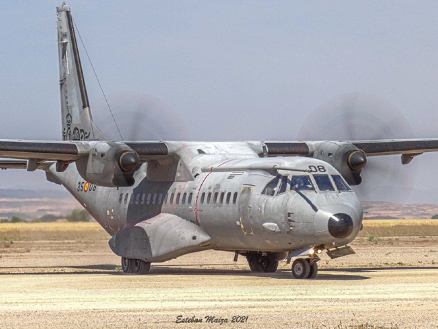 El “IBIS” (indicativo de radio para el C-295) rodando por la pista de tierra y alineándose con la cabecera para iniciar la maniobra de despegue.