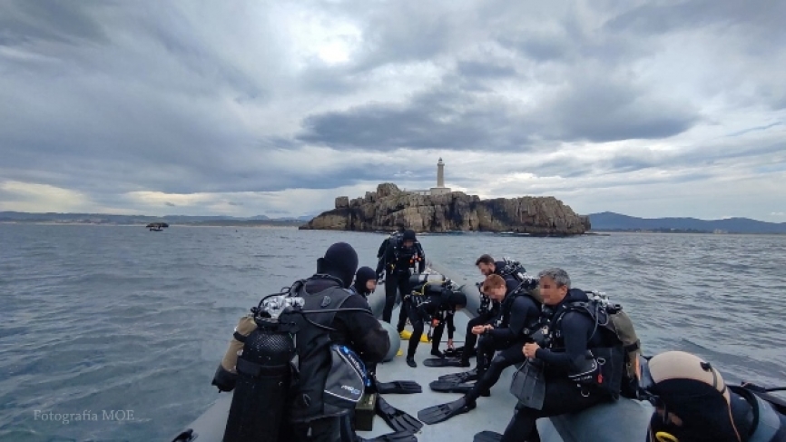Las prácticas de buceo fueron llevadas a cabo en las inmediaciones de la Isla de Mouro. No quiero despedir esta galería sin agradecer al personal del MOE por el fantástico trato recibido a lo largo de esta inolvidable jornada. Sin duda, toda una experiencia. (Texto y fotos: Guillermo_Pis_PHOTO)