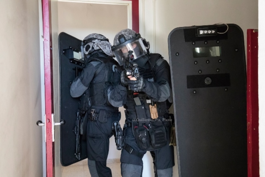 Desde aquí, agradecer a los Mossos d´Esquadra y en especial al GEI por el excelente trato recibido en todo momento. Así da gusto trabajar !!! (Fotos y texto: Guillermo_Pis_PHOTO)