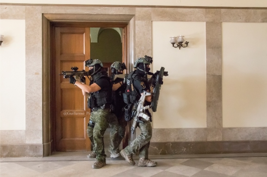 Sus funciones operativas son los habituales en este tipo de unidades: Incidentes con rehenes o de alto riesgo para las personas. Incidentes con delincuentes armados. Actuaciones en áreas con sitios de difícil acceso. Detenciones de alta peligrosidad. Intervenciones con personas retenidas o secuestradas. Sin olvidarnos de la protección de personalidades.