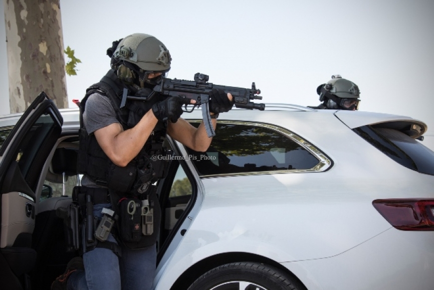 También cabe destacar la importante variedad de armamento y uniformidad utilizados conforme a la misión a desempeñar. Ya sea ésta urbana, rural, detención de vehículos, entrada en domicilios..... el GEI dispondrá de sus medios disponibles del modo más adecuado.