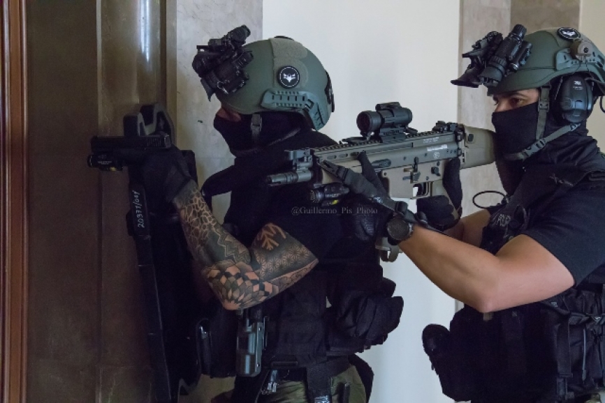 Por supuesto, todo ello acompañado en la especialización de diversas tácticas en el manejo de armamentos y explosivos, combate cuerpo a cuerpo, tiro de precisión, y un largo etc... que hacen del GEI una unidad de élite a la altura de las situaciones a las que debe enfrentarse.