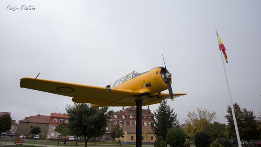 El avión porta el numeral E.16-70 / 793-41 y sirvió en la Academia General del Aire como avión de entrenamiento para los futuros pilotos del Ejército del Aire.