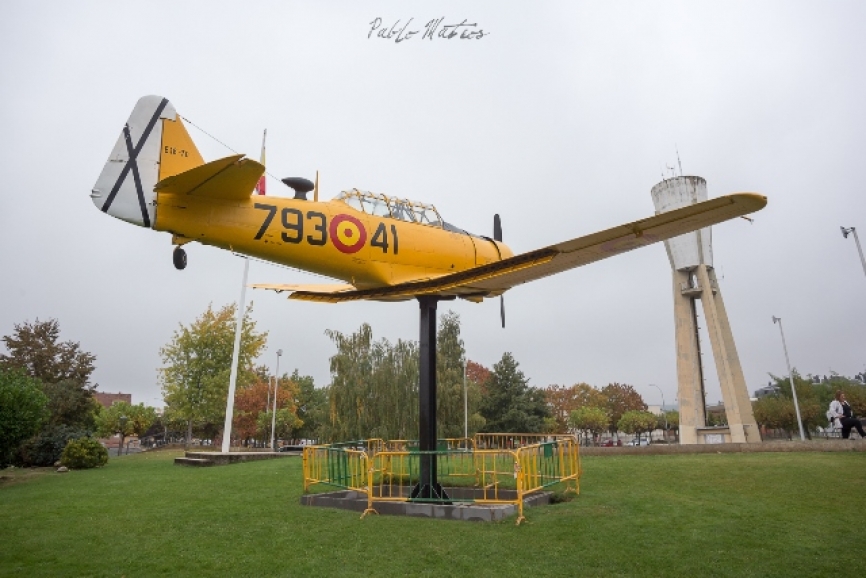 Diseñado por la compañía estadounidense North American Aviation en los años 1930, el T-6 es conocido por varias denominaciones distintas, dependiendo del modelo y las fuerza aérea que lo utilizaba. El USAAC lo designó AT-6, la Armada estadounidense SNJ.