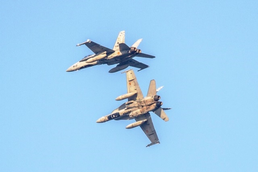 Rotura de formación de dos F/A-18A del Ala 46.