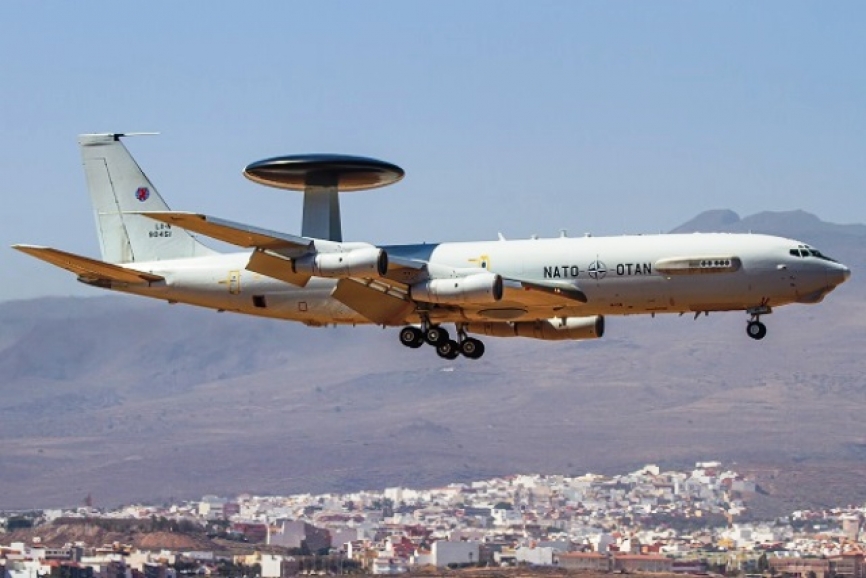 Los “ojos y oídos” de los aviones de combate participantes, el Boeing E-3 “Sentry” de la OTAN.