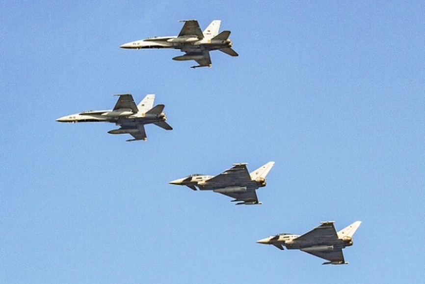 Formación de F/A-18A y Eurofighter realizando un inicial sobre la base aérea de Gando.