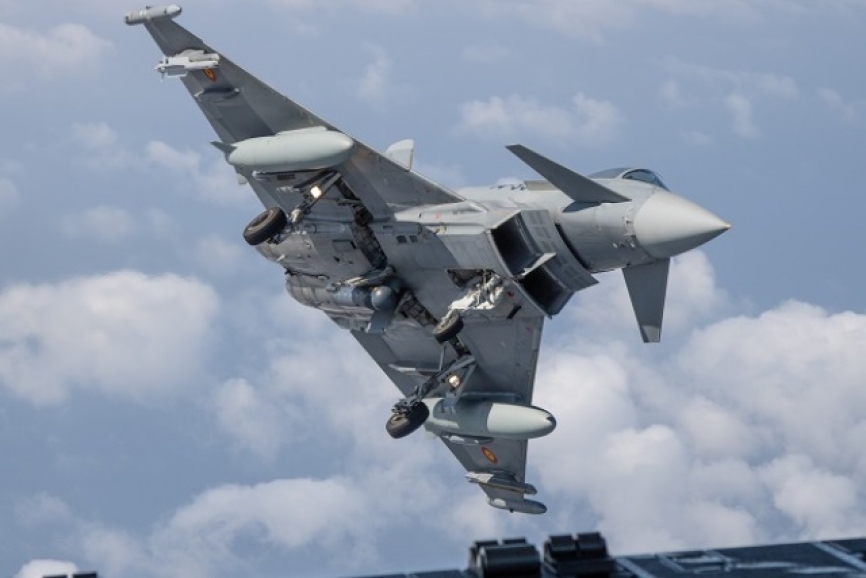Este Eurofighter está armado con un misil aire-aire Iris-T en el punto duro derecho más externo del ala derecha.