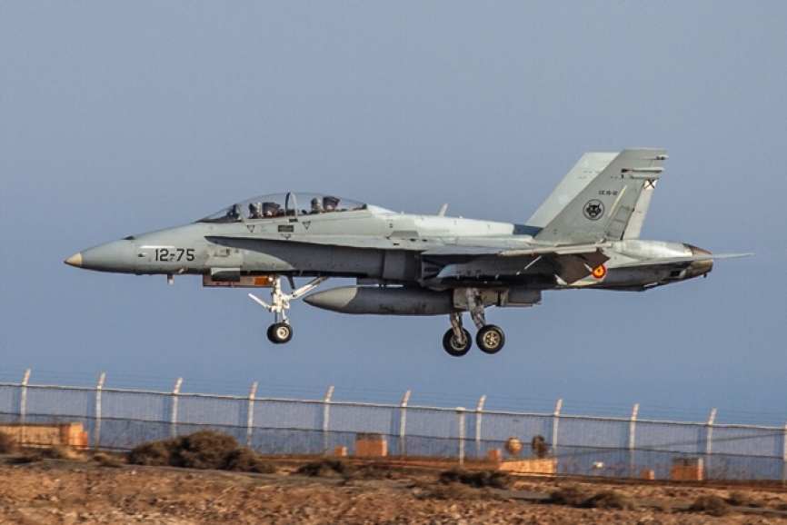 Uno de los EF-18M biplazas del Ala 12 en fase final de aterrizaje en Gando.