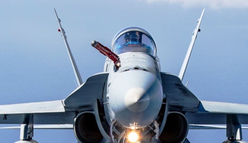 Detalle de un F/A-18A con su percha de recepción de combustible extendido.