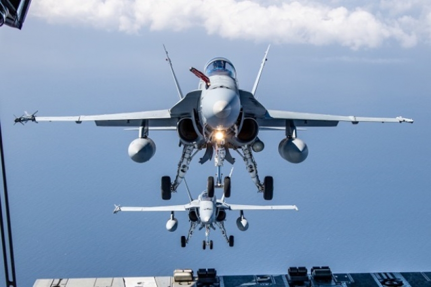 Dos F/A-18A del Ala 46 volando en formación, junto al A400M.