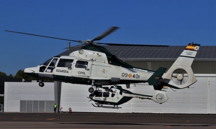 Uno de los AS365N3 “Dauphin” 2 despegando, al fondo se ve en igual maniobra un H135.