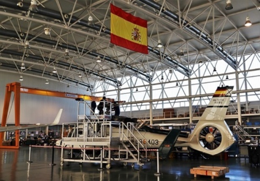 Interior del gran hangar con el que cuenta el SAER en sus principales instalaciones sitas en la base aérea de Torrejón (Madrid).