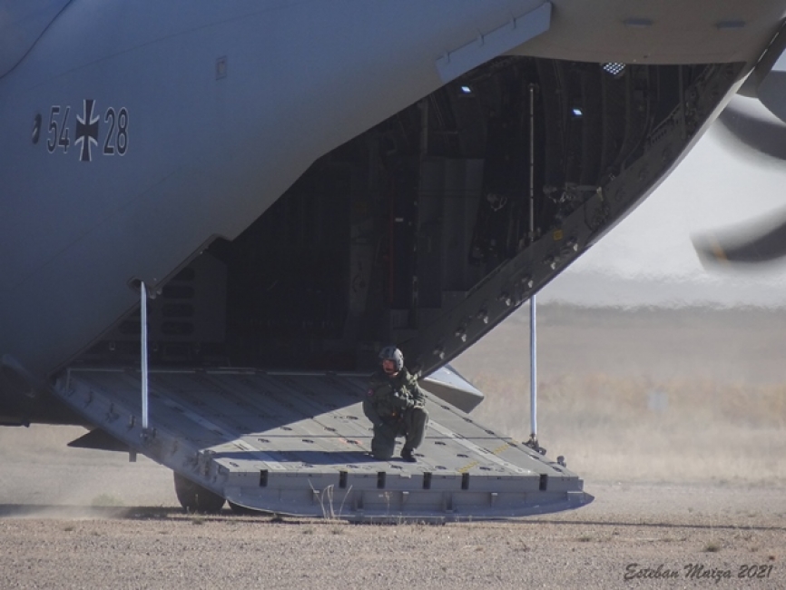 Un loadmaster (supervisor de carga) de la Luftwaffe en la rampa del A400M preparando una maniobra de descarga de combate con los motores en marcha. El ETAP no es solo un exigente curso para pilotos, sino también para mecánicos, supervisores y demás tripulación de los aviones.