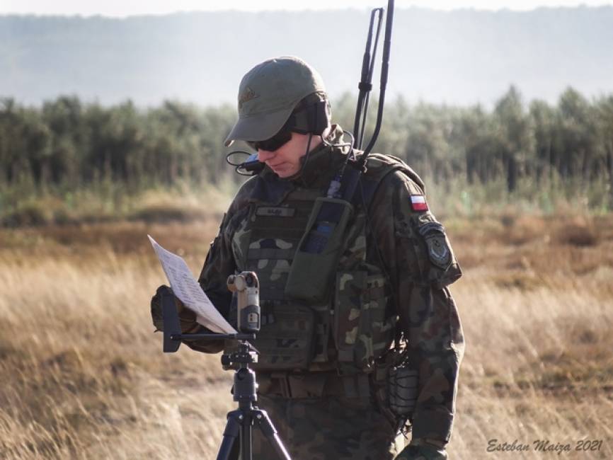 Un miembro del Combat Control Team de la Fuerza Aérea Polaca estudiando el planning de misiones de los aviones del día.