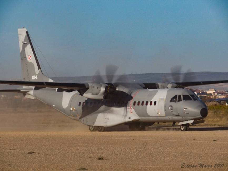El C295 de la Fuerza Aérea Polaca rodando hasta el punto donde efectuará una infiltración de personal simulada.
