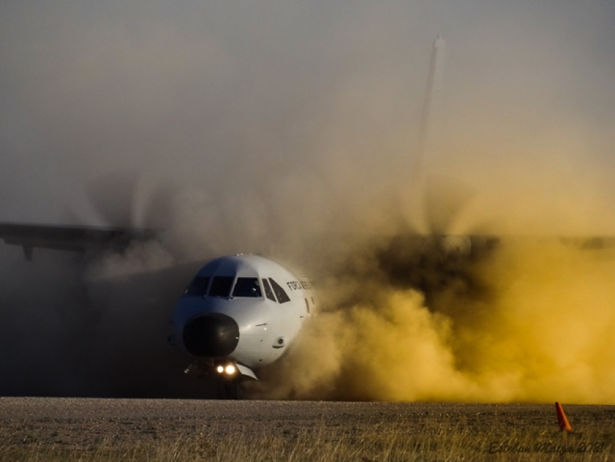 El C-295 de la Fuerza Aérea Portuguesa efectuando una maniobra de frenado con la reversa en los motores activada dejando una nube de polvo y tierra a su paso.