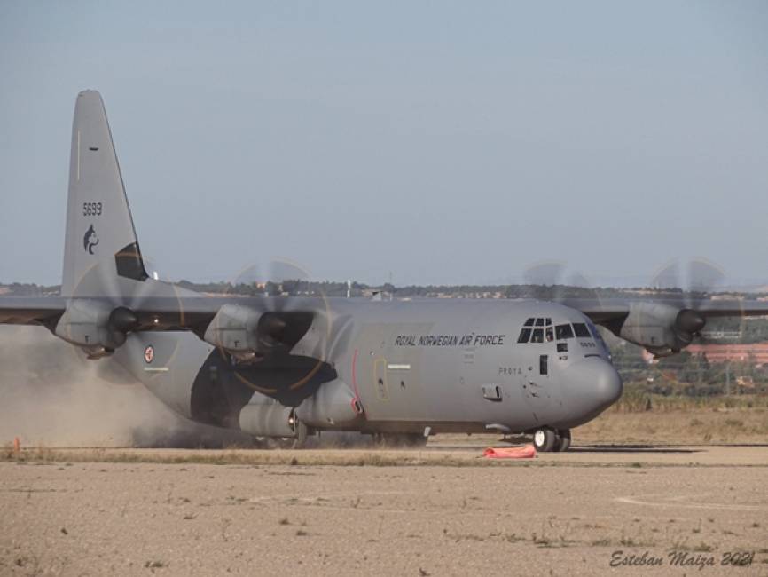 El C130J de la Real Fuerza Aérea Noruega rodando por la pista de tierra hacia la cabecera para efectuar una infiltración de personal.