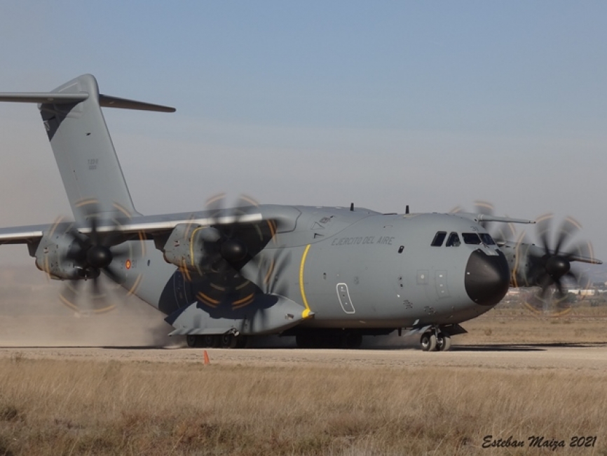 El A400M del Ejército del Aire rodando por la pista tras efectuar un aterrizaje táctico. Es la primera vez que el Ala 31 participa en un curso avanzado de transporte aéreo táctico con el T.23.