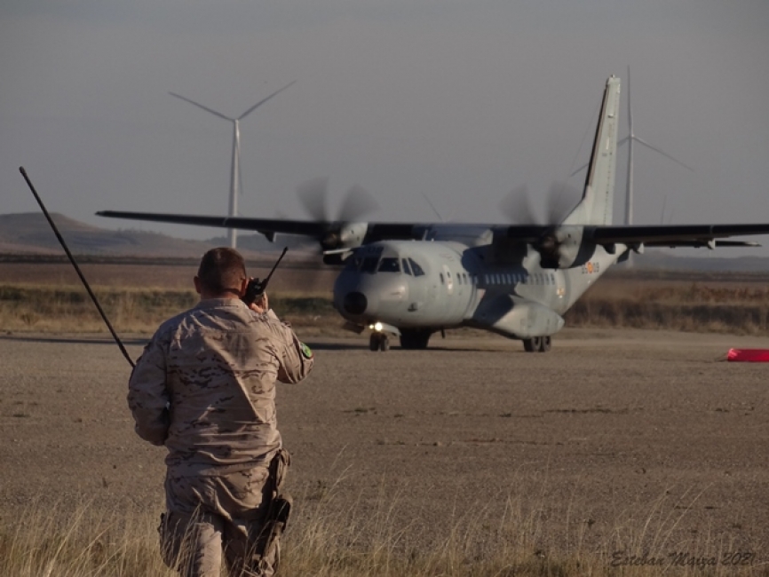 Un controlador de combate del EADA autoriza el despegue al C295 del Ala 35 del Ejército del Aire Español.
