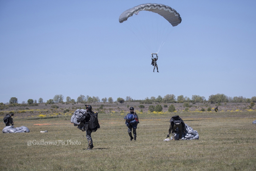 También es necesaria la especialidad de salto para poder formar parte de la red policial ATLAS, sin olvidar por supuesto, los Saltos de Exhibición realizados por el grupo en los diferentes actos organizados por la Policía Nacional en los que se requiere su participación.