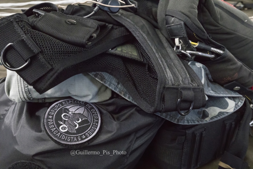 En esta galería abordaremos un poco la especialidad de paracaidismo de los operativos del GEO. Aprovecho esta entrada para apelar a su comprensión por la escasa resolución de alguna de las imágenes pues son capturas de GoPro y a veces debemos amoldarnos a los medios existentes.