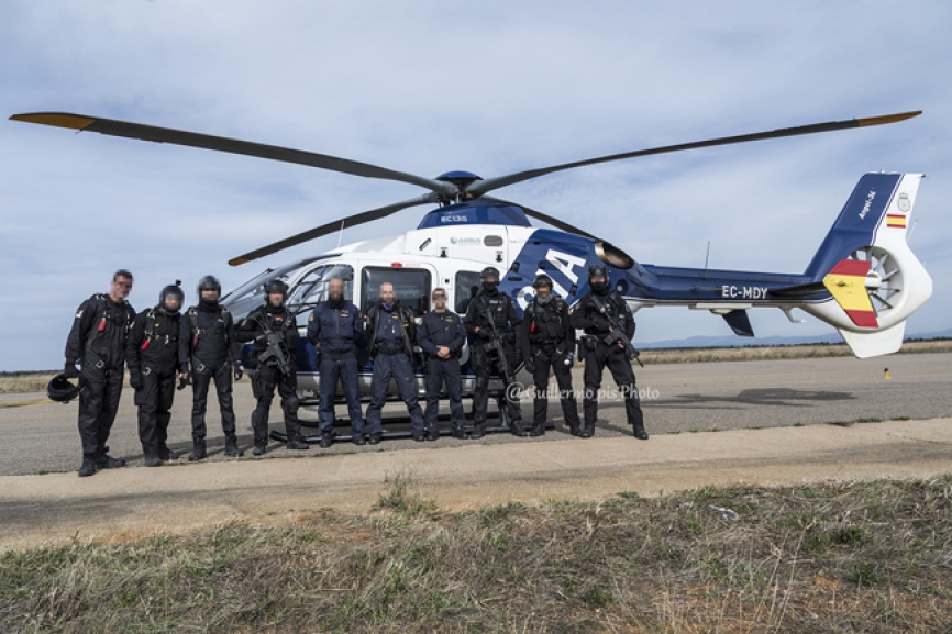 Durante el curso GEO, todo operativo debe superar el curso de Cazador Paracaidista impartido en la escuela Méndez Parada perteneciente al Ejército del Aire.