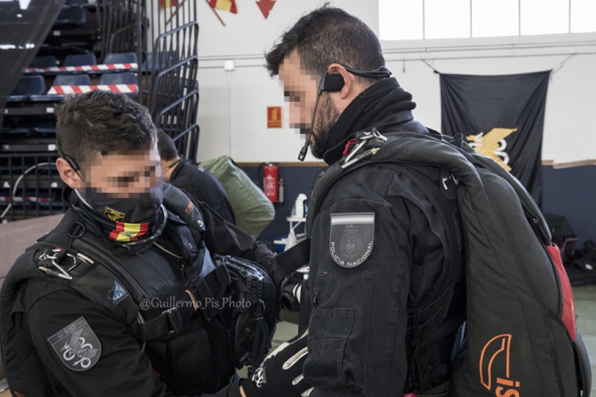 Por tanto, todo operativo tiene formación en saltos de apertura automática y es poseedor del roquisqui de cazador paracaidista.