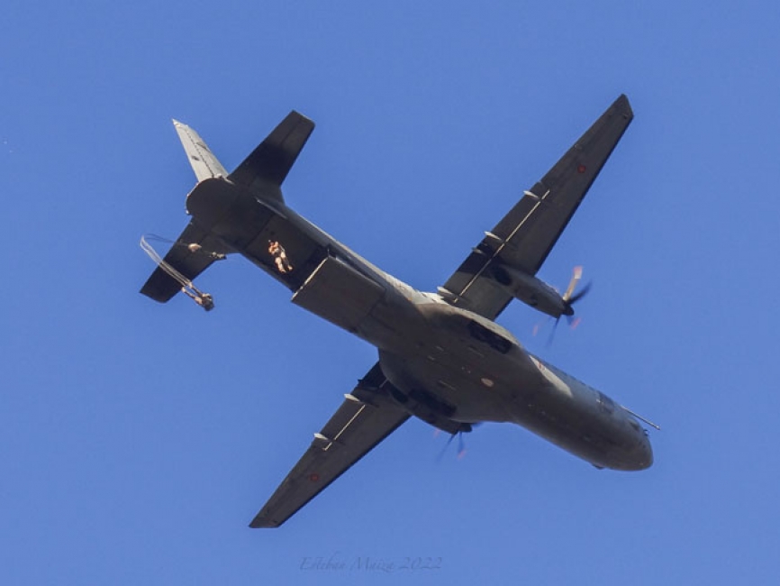 Un C-295 efectuando el lanzamiento de varios paracaidistas del EADA en modalidad automática a aproximadamente mil pies de altura.
