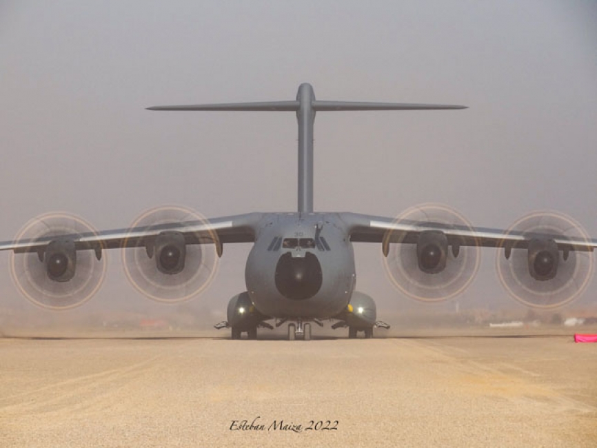 Un A400M del Ala 31 levantando una nube de polvo con la potencia de sus cuatro motores mientras se dirige a la cabecera de la pista del aeródromo de Ablitas.