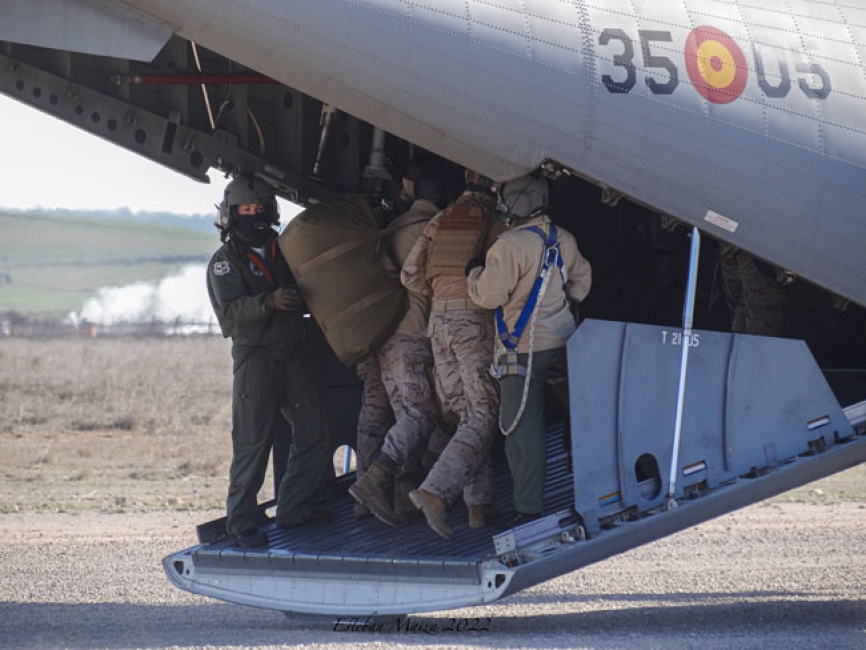 Dos loadmaster del Ala 35 ayudan a embarcar en un C-295 a una patrulla de paracaidistas del EADA después de una secuencia de lanzamientos en modalidades automática y manual. (Texto y fotos Esteban Maiza)