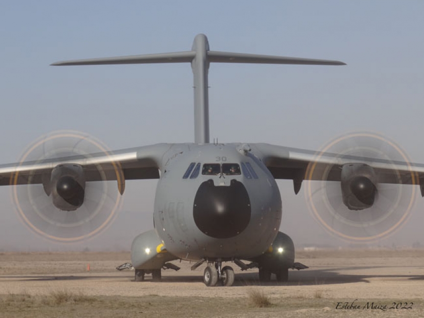 Un A400M rodando por la pista para iniciar el despegue después de haber efectuado varias tomas de máximo esfuerzo en pista de tierra.
