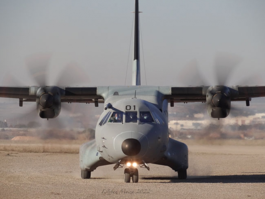 Un C-295 del Ala 35 alineándose con la pista del aeródromo de Ablitas para iniciar una maniobra conocida como despegue táctico a baja altitud.
