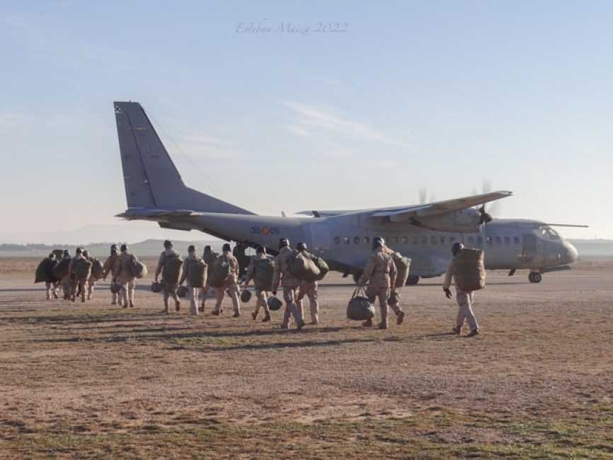 Varios paracaidistas del EADA embarcando en un C-295 para despegar de vuelta a la base aérea de Zaragoza luego de efectuar un salto en el aeródromo de Ablitas.