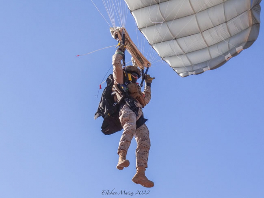 Un paracaidista del EADA completamente equipado para el combate cae hacia el punto de impacto tras haber efectuado un salto en modalidad manual desde un C-295.
