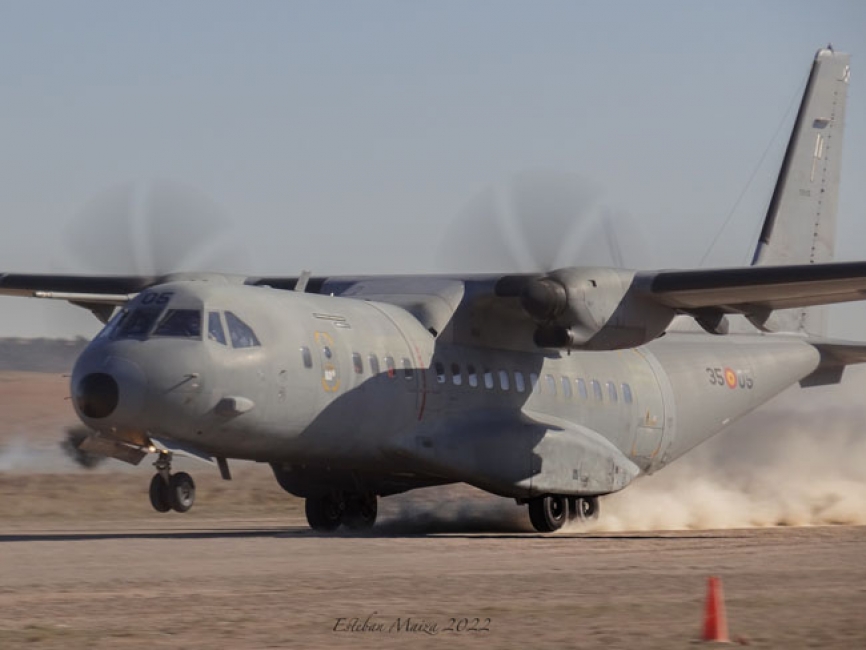 Un C-295 en carrera de despegue a toda velocidad para abandonar el aeródromo de Ablitas y recuperarse en la base aérea de Zaragoza.