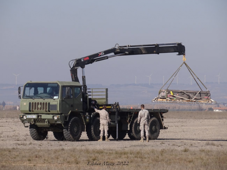 Dos soldados de la sección de cargas del EADA recuperan un pallet de carga depositado en superficie por un C-295 del Ala 35 a través de una maniobra conocida como descarga de combate.