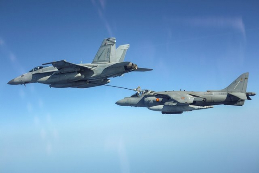 Un “Harrier español repostando de un F/A-18E norteamericano del VFA-211 (US Navy)