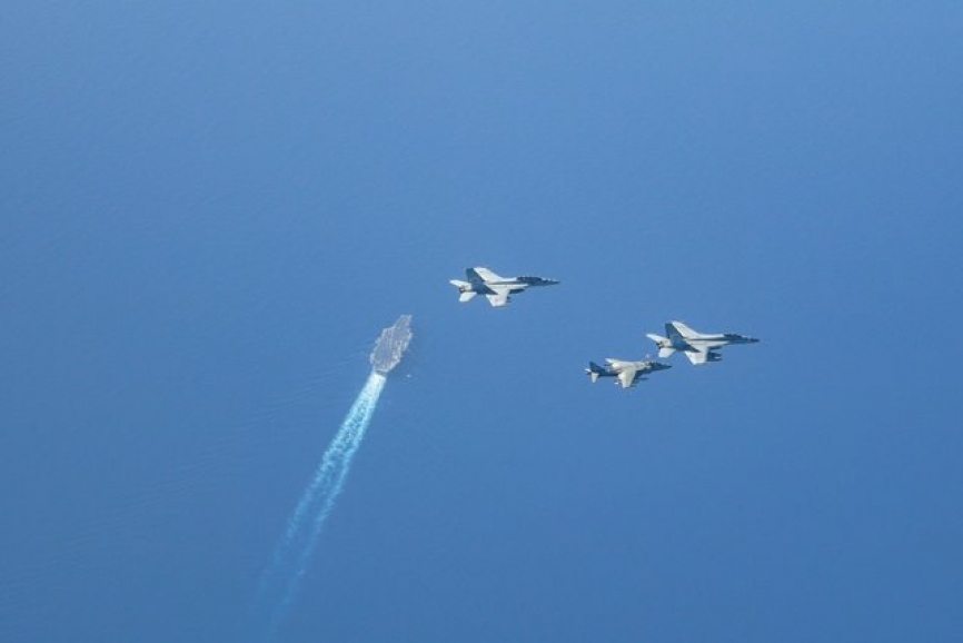 Formación de dos F/A-18 Súper Hornet y un Harrier volando cerca del portaaviones “Harry S. Truman”. (foto US Navy)