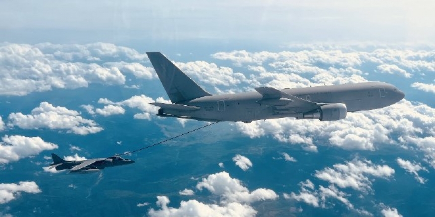 Un Harrier repostando de un cisterna Boeing KC-767A de la Fuerza Aérea de Italia. (foto Armada)