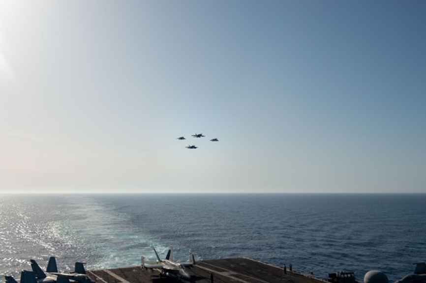 Una formación de Harrier y Súper Hornet se acercan al portaaviones “Harry S. Truman”. (foto US Navy)