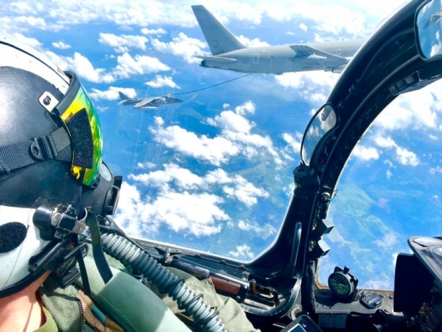 Un piloto de la Armada observa como su compañero reposta su Harrier desde un KC-767A italiano. (foto Armada)