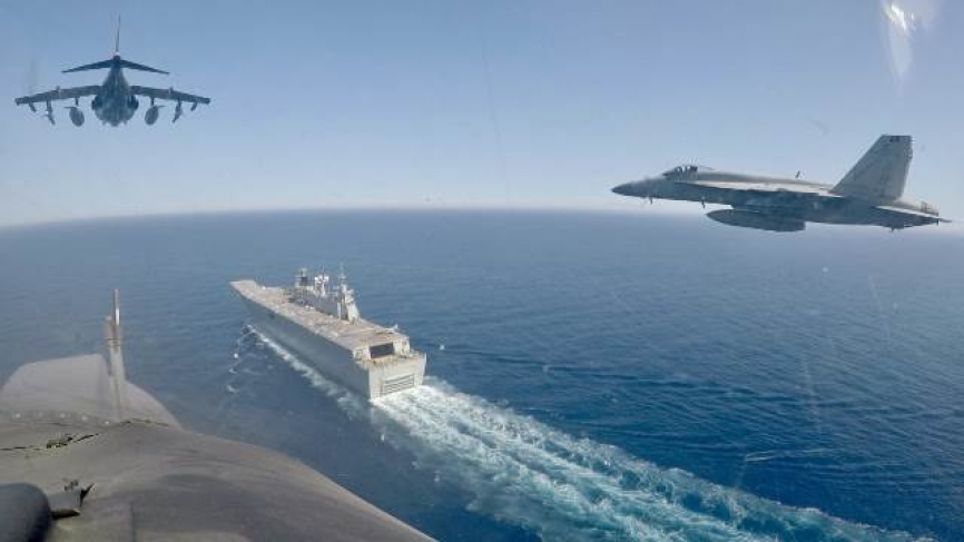Pasada de la formación de Harrier y Súper Hornet sobre el navío “Juan Carlos I”. (foto Armada)