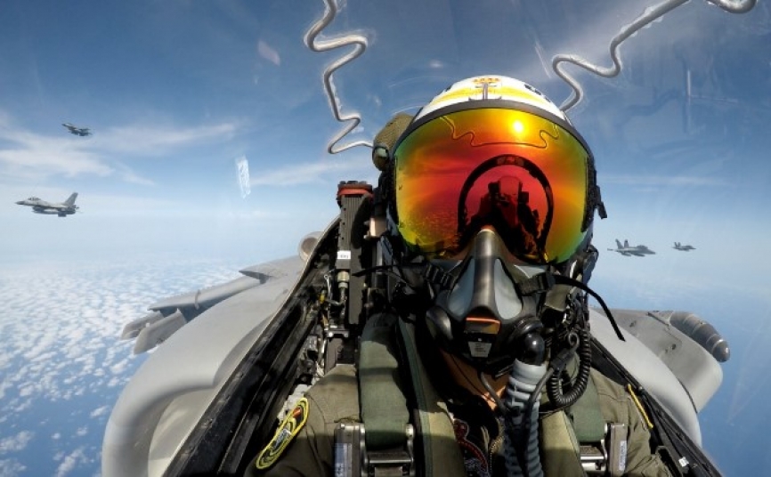Otro selfie del piloto de un Harrier” volando en formación con F-16 griegos (a la izquierda) y “Súper Hornet”. (foto US Navy)