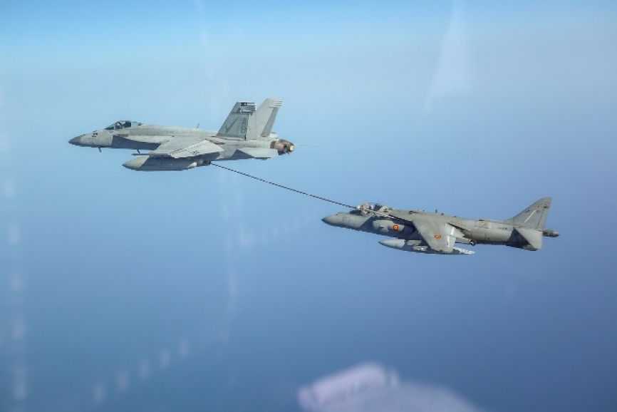 Otra imagen del primer refuelling de los “Harrier” españoles con un F/A-18E norteamericano. (foto US Navy)
