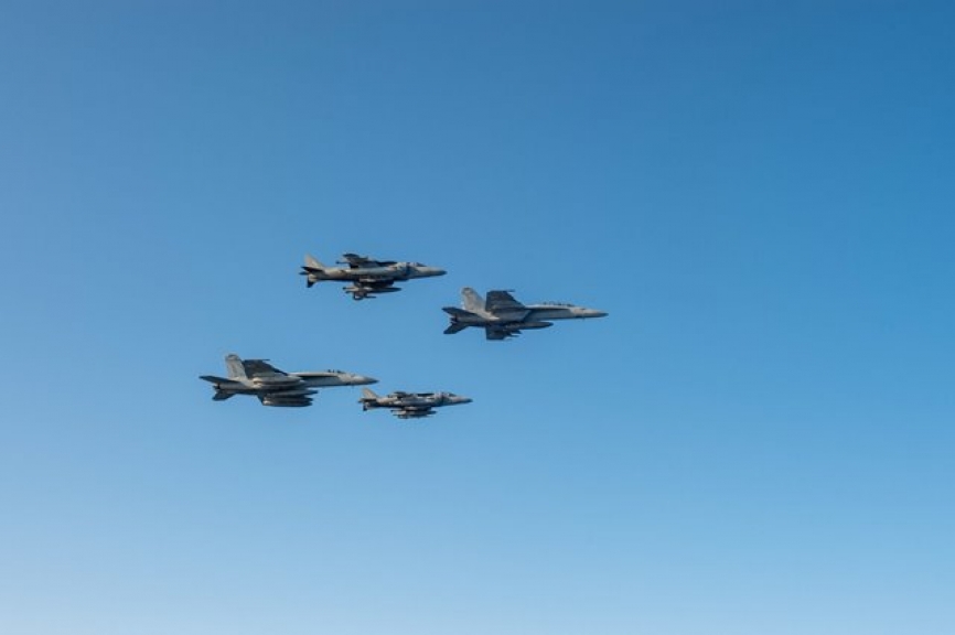 Formación compuesta por dos “Harrier” y sendos F/A-18E (monoplaza) y un F/A-18F (biplaza). (foto US Navy)