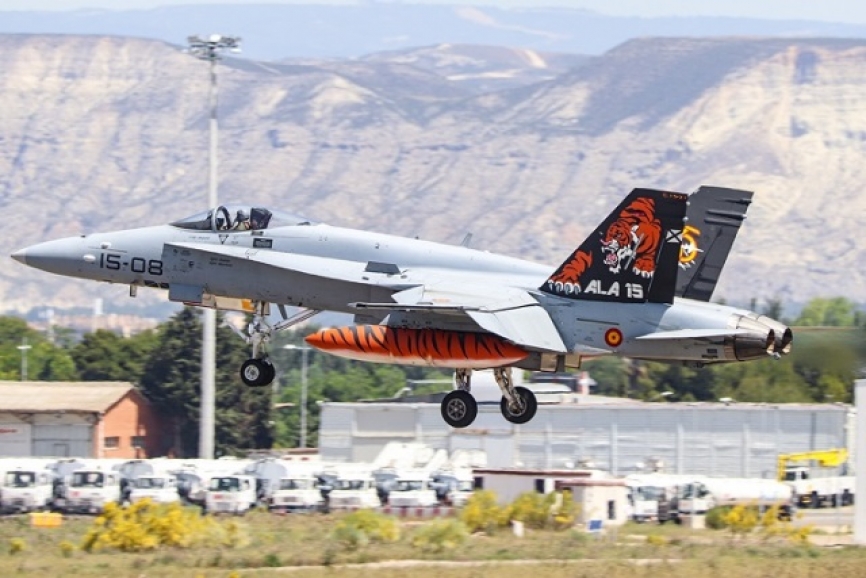 Entre los cazabombarderos EF-18M participantes estaba este con la decoración “Tigre” del Ala 15.